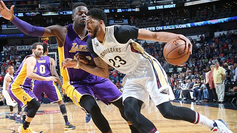Anthony Davis pada pertandingan antara Los Angeles Lakers dan New Orleans Pelicans (30/11/16). - INDOSPORT